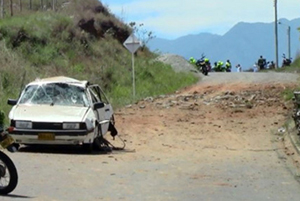 Vehículo destruido por las FARC