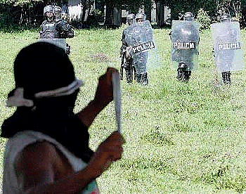 Indígena paez atacando con una cauchera a la policía