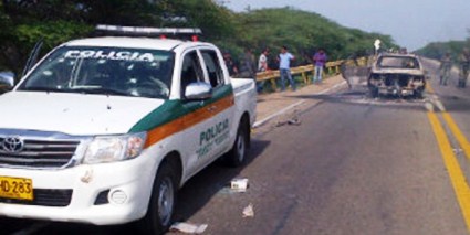 Vehículo destruido por las FARC