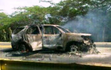 Vehículo destruido por las FARC